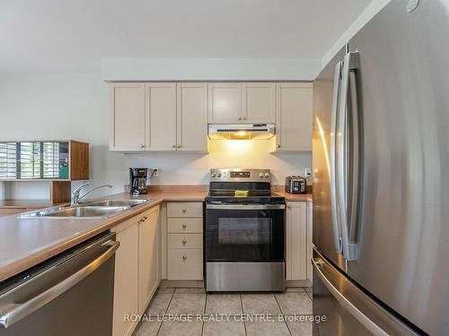 4010 Medland Dr, Burlington, ON - Indoor Photo Showing Kitchen With Double Sink