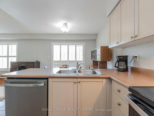 4010 Medland Dr, Burlington, ON - Indoor Photo Showing Kitchen With Double Sink