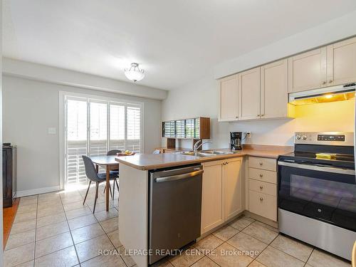 4010 Medland Dr, Burlington, ON - Indoor Photo Showing Kitchen With Double Sink