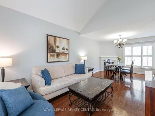 4010 Medland Dr, Burlington, ON - Indoor Photo Showing Living Room