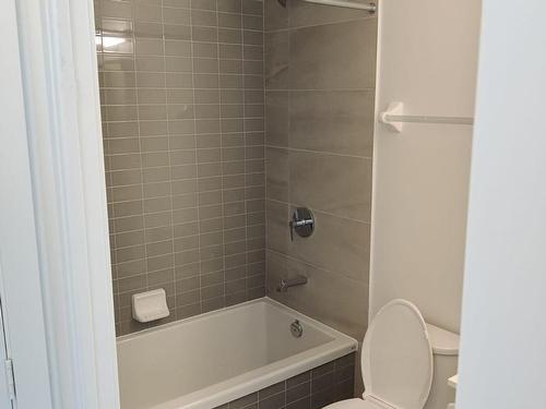 304-4675 Metcalfe Ave, Mississauga, ON - Indoor Photo Showing Bathroom