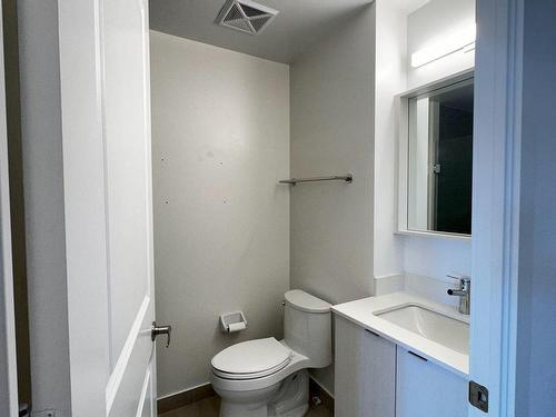 304-4675 Metcalfe Ave, Mississauga, ON - Indoor Photo Showing Bathroom