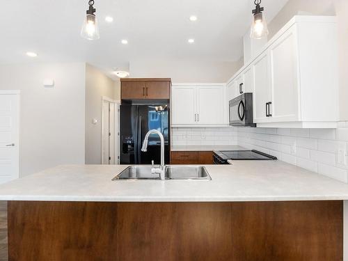 171-200 Grand Boulevard, Kamloops, BC - Indoor Photo Showing Kitchen With Double Sink