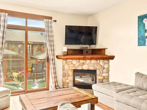 2-5035 Valley Drive, Kamloops, BC - Indoor Photo Showing Living Room With Fireplace