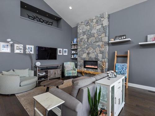 1990 Qu'Appelle Blvd, Kamloops, BC - Indoor Photo Showing Living Room With Fireplace