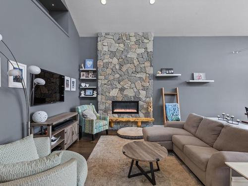 1990 Qu'Appelle Blvd, Kamloops, BC - Indoor Photo Showing Living Room With Fireplace