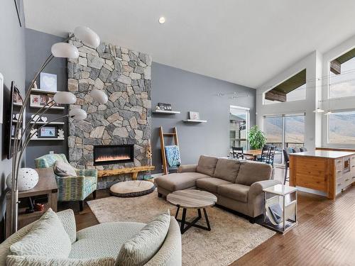 1990 Qu'Appelle Blvd, Kamloops, BC - Indoor Photo Showing Living Room With Fireplace