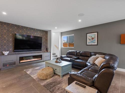 1990 Qu'Appelle Blvd, Kamloops, BC - Indoor Photo Showing Living Room With Fireplace