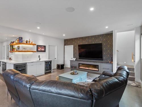 1990 Qu'Appelle Blvd, Kamloops, BC - Indoor Photo Showing Living Room With Fireplace