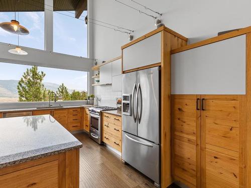 1990 Qu'Appelle Blvd, Kamloops, BC - Indoor Photo Showing Kitchen