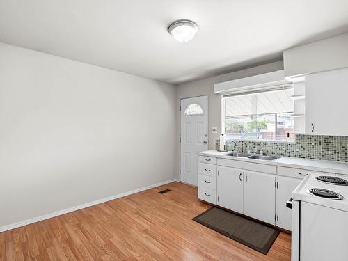 936 Surrey Ave, Kamloops, BC - Indoor Photo Showing Kitchen With Double Sink