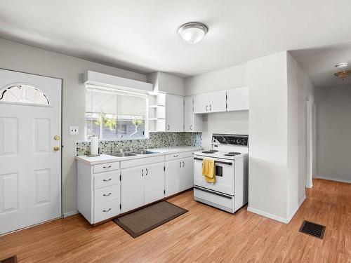 936 Surrey Ave, Kamloops, BC - Indoor Photo Showing Kitchen With Double Sink