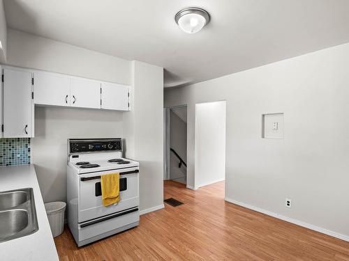 936 Surrey Ave, Kamloops, BC - Indoor Photo Showing Kitchen With Double Sink