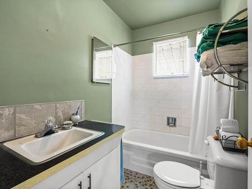 936 Surrey Ave, Kamloops, BC - Indoor Photo Showing Bathroom
