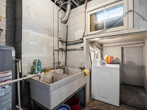 936 Surrey Ave, Kamloops, BC - Indoor Photo Showing Laundry Room