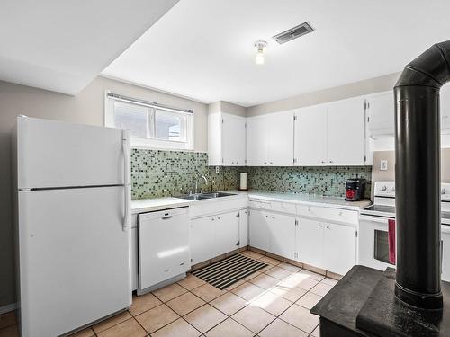 936 Surrey Ave, Kamloops, BC - Indoor Photo Showing Kitchen With Double Sink