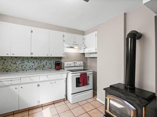 936 Surrey Ave, Kamloops, BC - Indoor Photo Showing Kitchen