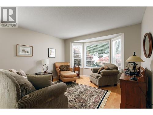 1255 Raymer Avenue Unit# 504, Kelowna, BC - Indoor Photo Showing Living Room