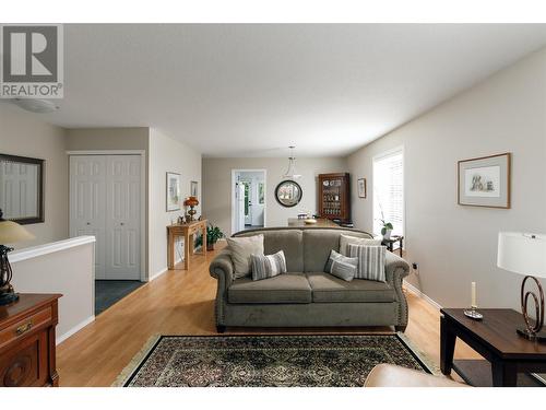 1255 Raymer Avenue Unit# 504, Kelowna, BC - Indoor Photo Showing Living Room