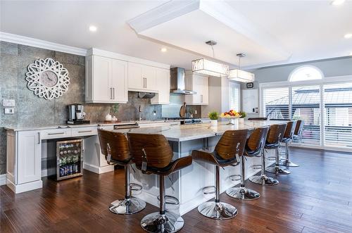 Quartz island with lots of storage space - 91 Hedge Lawn Drive, Grimsby, ON - Indoor