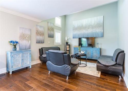 Vaulted ceiling, modern style living - 91 Hedge Lawn Drive, Grimsby, ON - Indoor Photo Showing Living Room