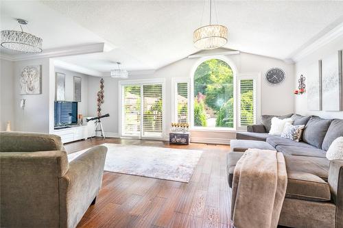 Upper level living room with escarpment views - 91 Hedge Lawn Drive, Grimsby, ON - Indoor Photo Showing Living Room