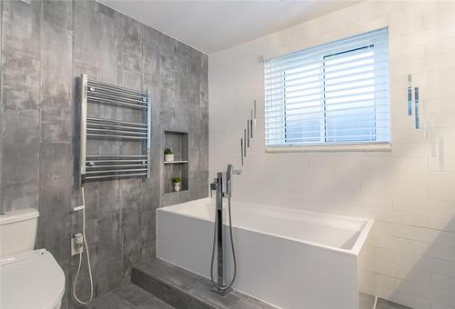 Ensuite with towel warmer - 91 Hedge Lawn Drive, Grimsby, ON - Indoor Photo Showing Bathroom