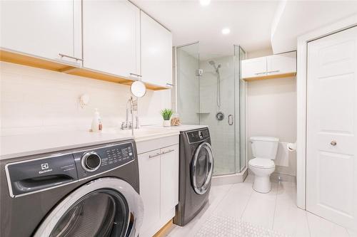 3 pcs bathroom and laundry - 91 Hedge Lawn Drive, Grimsby, ON - Indoor Photo Showing Laundry Room