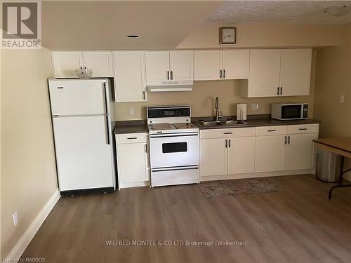 303 - 125 Hinks Street, Brockton, ON - Indoor Photo Showing Kitchen With Double Sink