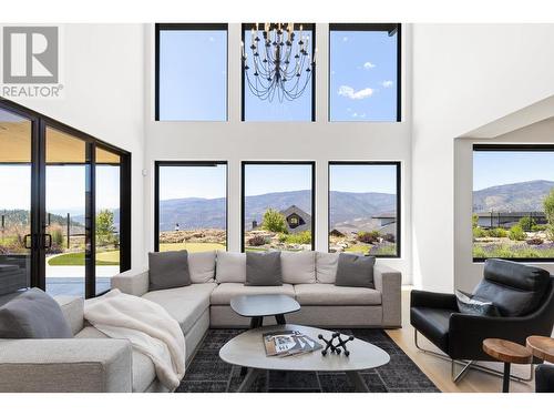 1462 Rocky Point Drive, Kelowna, BC - Indoor Photo Showing Living Room