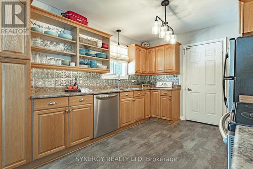 154 Water Street, Southwest Middlesex (Glencoe), ON - Indoor Photo Showing Kitchen