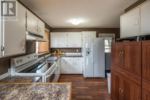 2773 Quince Street, Prince George, BC - Indoor Photo Showing Kitchen With Double Sink