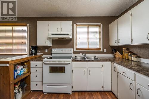 2773 Quince Street, Prince George, BC - Indoor Photo Showing Kitchen With Double Sink