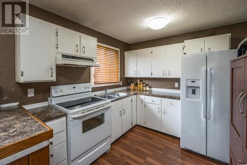 2773 Quince Street, Prince George, BC - Indoor Photo Showing Kitchen With Double Sink