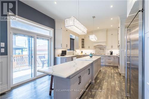 36 Kingspoint Circle, Hamilton, ON - Indoor Photo Showing Kitchen With Upgraded Kitchen