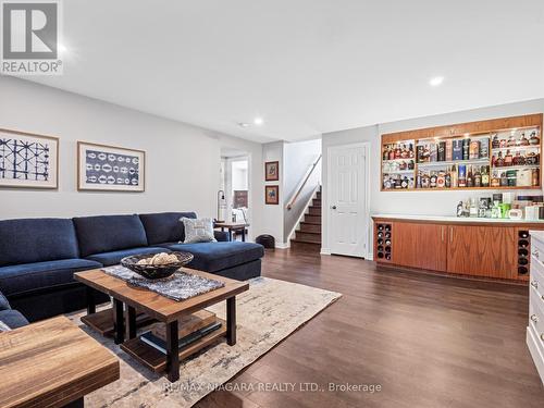 390 Jasmine Court, Fort Erie, ON - Indoor Photo Showing Living Room