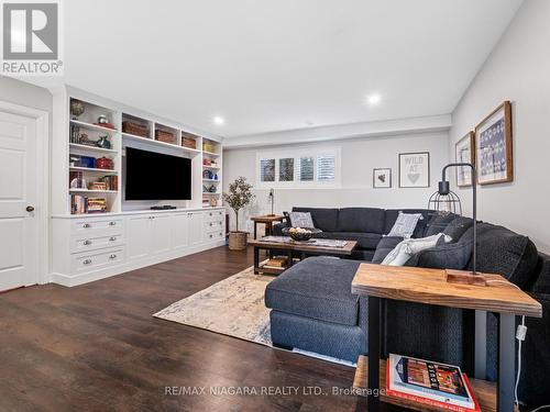 390 Jasmine Court, Fort Erie, ON - Indoor Photo Showing Living Room