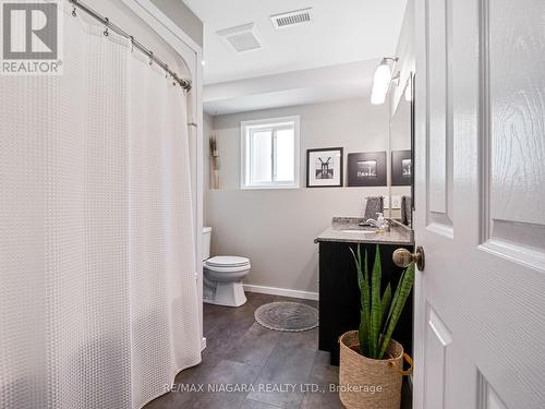 390 Jasmine Court, Fort Erie, ON - Indoor Photo Showing Bathroom
