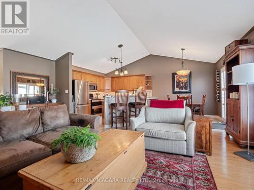 390 Jasmine Court, Fort Erie, ON - Indoor Photo Showing Living Room