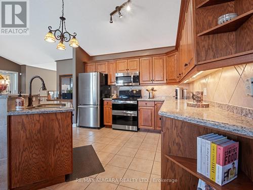 390 Jasmine Court, Fort Erie, ON - Indoor Photo Showing Kitchen