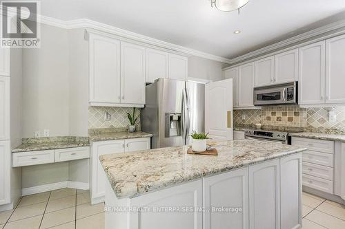3303 Fox Run Circle, Oakville, ON - Indoor Photo Showing Kitchen With Upgraded Kitchen