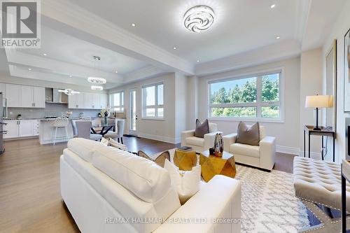 110 Conklin Crescent, Aurora, ON - Indoor Photo Showing Living Room