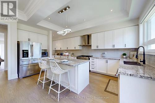 110 Conklin Crescent, Aurora, ON - Indoor Photo Showing Kitchen With Double Sink With Upgraded Kitchen