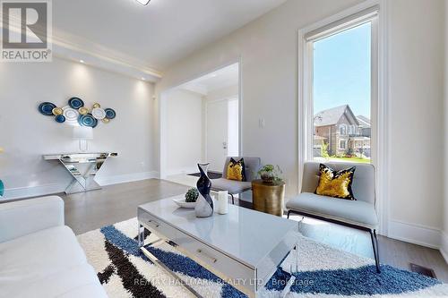 110 Conklin Crescent, Aurora, ON - Indoor Photo Showing Living Room