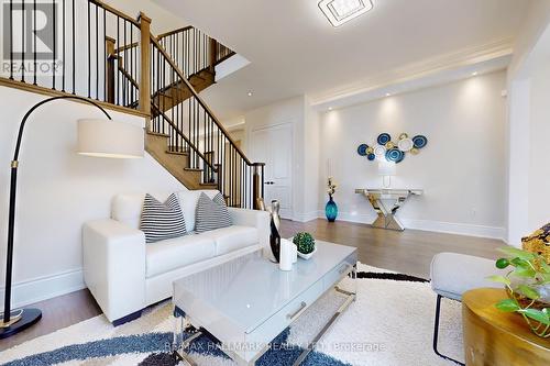 110 Conklin Crescent, Aurora, ON - Indoor Photo Showing Living Room