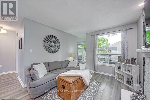 54 Knicely Road, Barrie, ON - Indoor Photo Showing Living Room