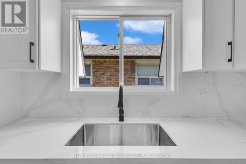 94 Hesp Drive W, Caledon (Bolton West), ON - Indoor Photo Showing Kitchen