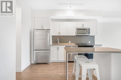 429 - 681 Yonge Street, Barrie, ON - Indoor Photo Showing Kitchen With Upgraded Kitchen