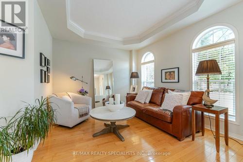 105 Gatwick Drive, Oakville, ON - Indoor Photo Showing Living Room