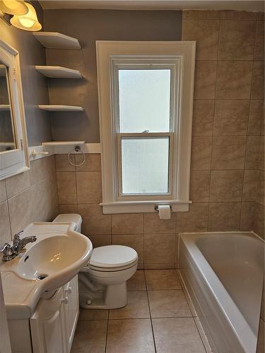 212 Balmoral Avenue S, Hamilton, ON - Indoor Photo Showing Bathroom